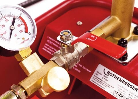 Rothenberger RP30 Manuel Test Pompası 0-30 Bar – Profesyonel Tesisat Basınç Test ve Kaçak Kontrol Pompası