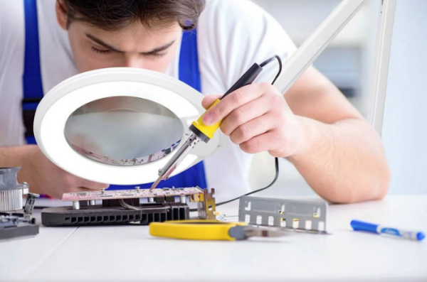 Luma LED Işıklı Masaüstü Ayaklı Büyüteç – Geniş Mercekli, Ayarlanabilir Işık