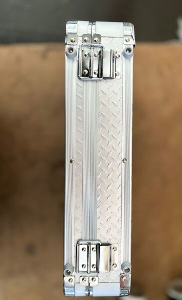 KNC Yuvarlak Köşeli Alüminyum Takım Çantası 39,5x24x9 cm