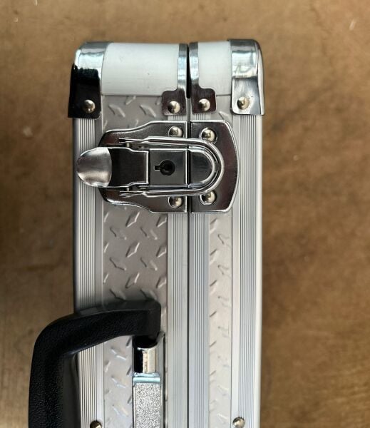 KNC Yuvarlak Köşeli Alüminyum Takım Çantası 42,5x28,5x12 cm