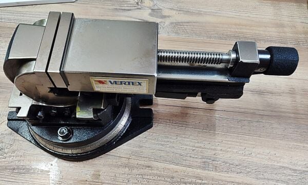Vertex VW-4 3 Açılı Freze Mengenesi 110x116mm