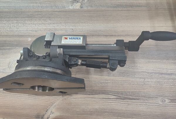 Vertex VW-5 3 Açılı Freze Mengenesi 135x145mm