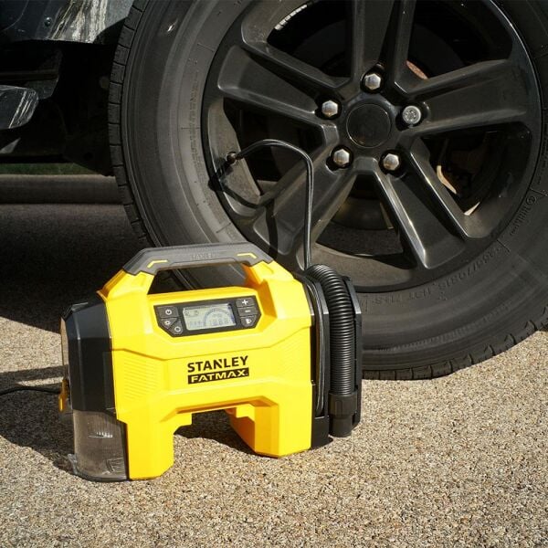 STANLEY SXVI02001A Li-ion Şarjlı 160 PSI Dijital Göstergeli Lastik&Yatak Şişirme Pompası 12V/18V 2Ah +Araç Süpürgesi