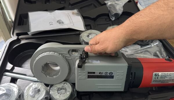 KNC Elektrikli El Tipi Pafta ½″–2″ – Profesyonel Diş Açma Makinesi